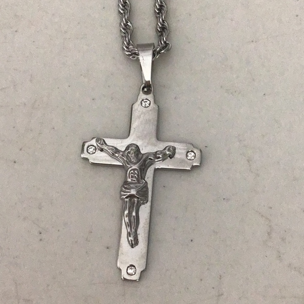XMAS TIME Stainless steel crucifix w/ chain. Great gift for anyone or you!